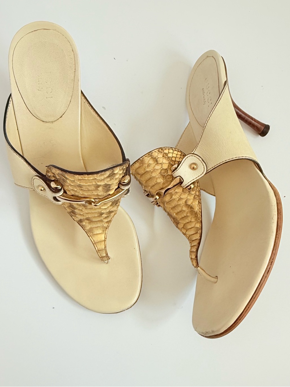 GUCCI Vintage Horsebit Python Leather Thong Sandals Ivory Gold Y2K Heels 8B